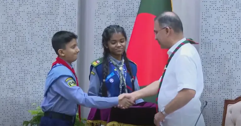 স্কাউটসের সদস্যদের সঙ্গে প্রধানমন্ত্রীর হাত মেলানোর মুহূর্ত